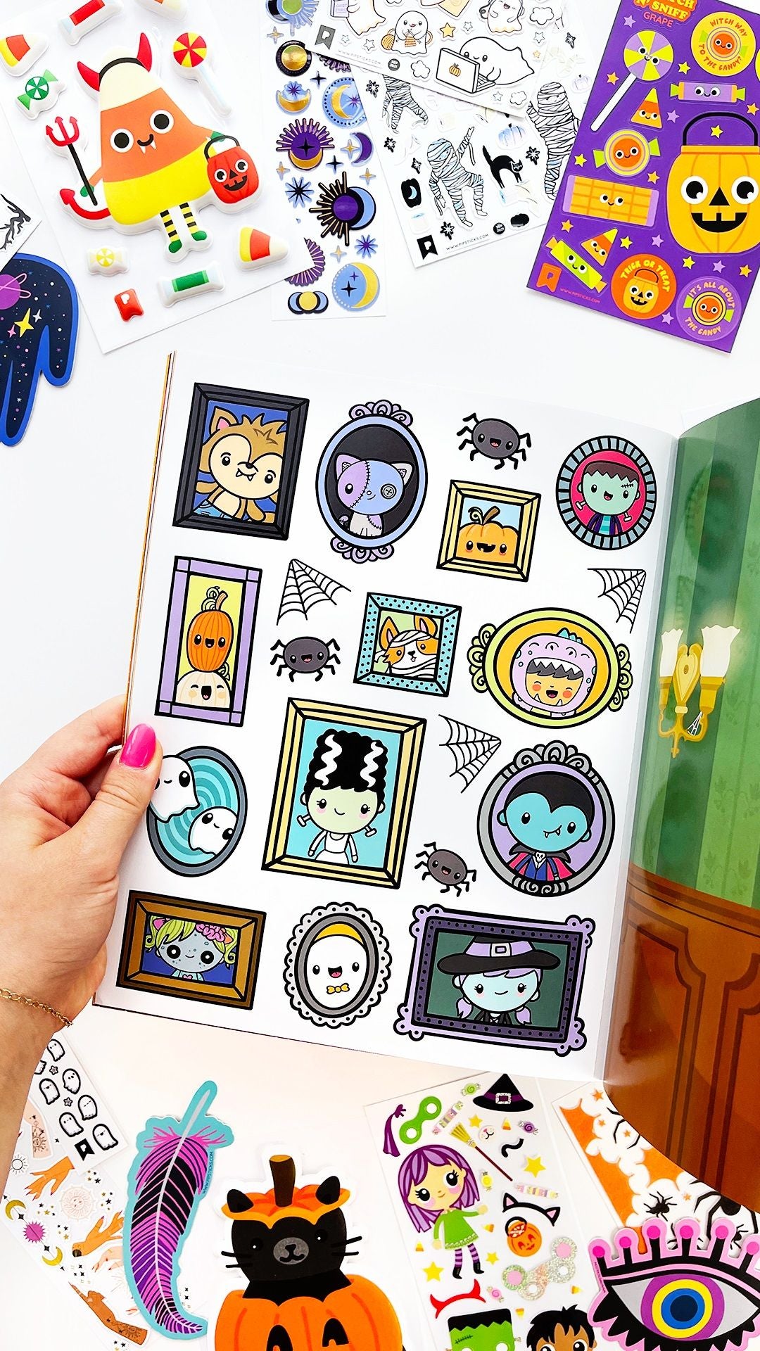 Toca Life: Who's Who?: Sticker Book : Boca, Toca: : Books